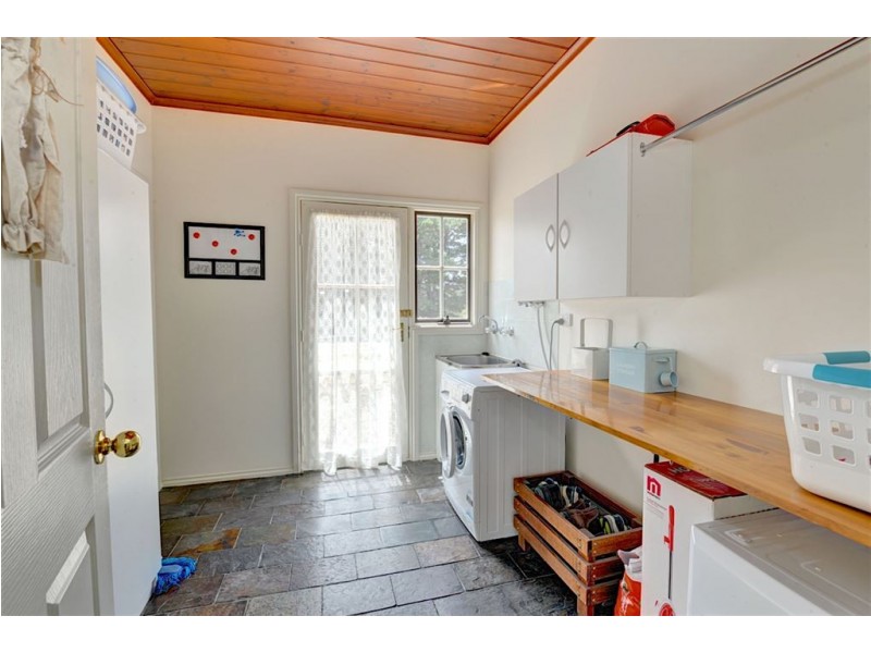 51 Linton-Piggoreet Road, Linton VIC 3360