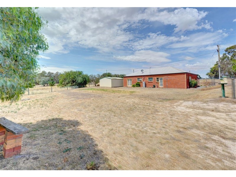 51 Linton-Piggoreet Road, Linton VIC 3360