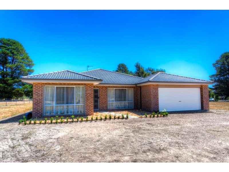 13 Woodlands Road, Enfield VIC 3352