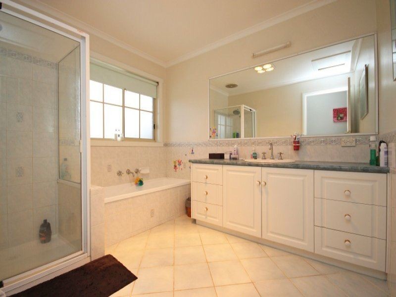 10 The Avenue, Delacombe VIC 3356