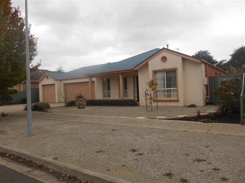 6 St Robbins Avenue, Lake Gardens VIC 3355