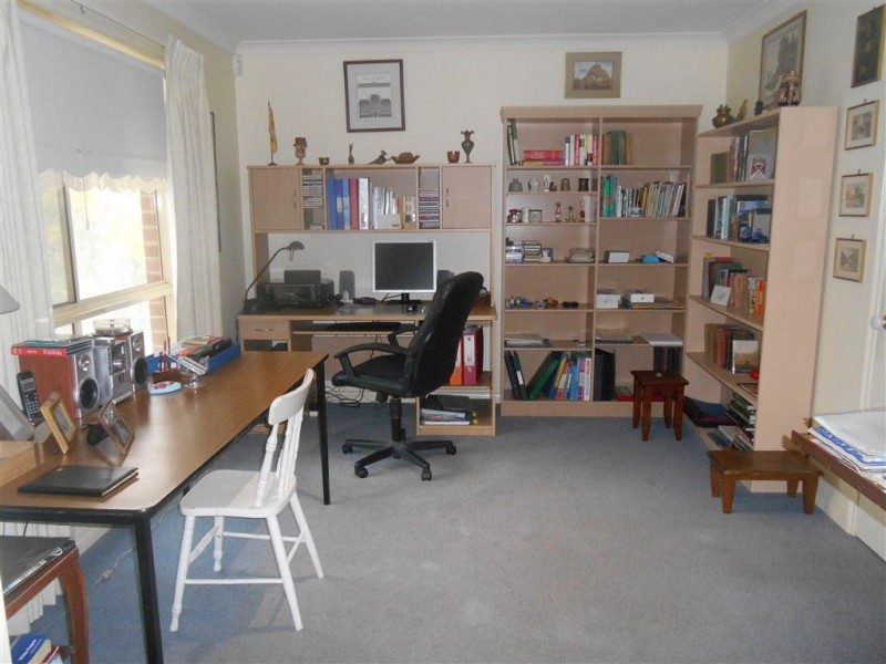 6 St Robbins Avenue, Lake Gardens VIC 3355