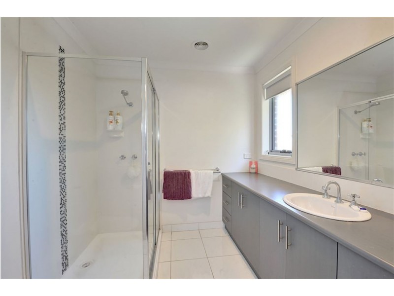 16 Ayrvale Avenue & 5A McPhie Place, Lake Gardens VIC 3355