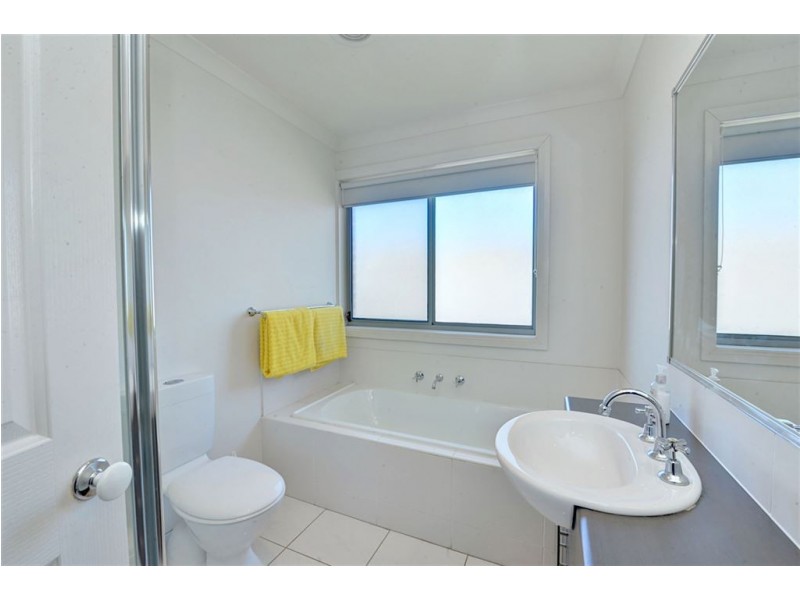 16 Ayrvale Avenue & 5A McPhie Place, Lake Gardens VIC 3355