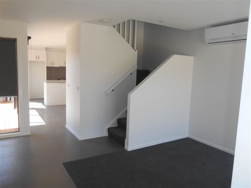 2/23 Gillies Street, Alfredton VIC 3350