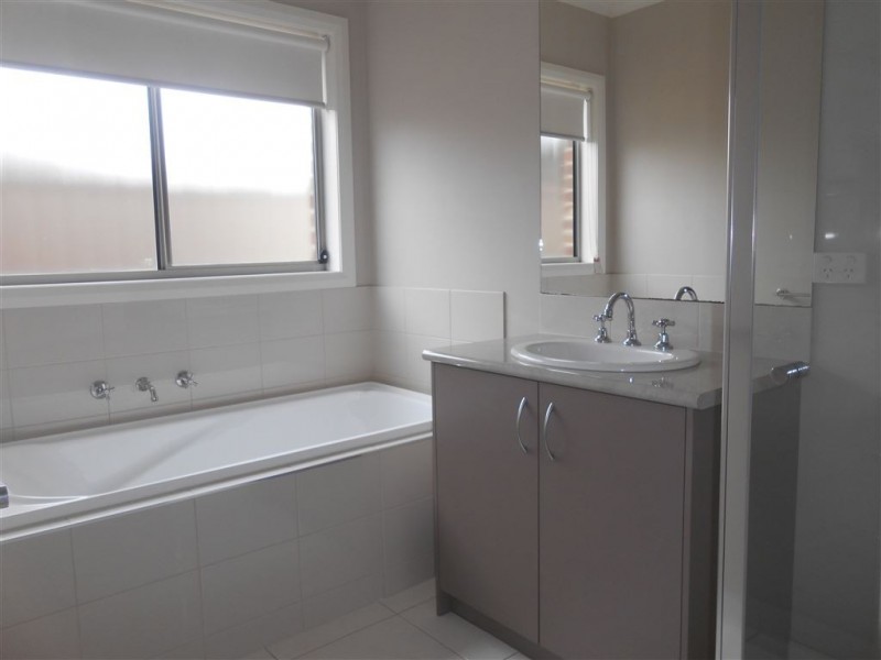 8 Duchess Drive, Delacombe VIC 3356