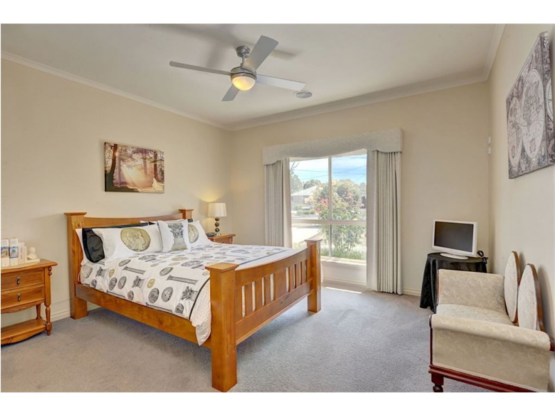 1A Ashley Grove, Mount Helen VIC 3350