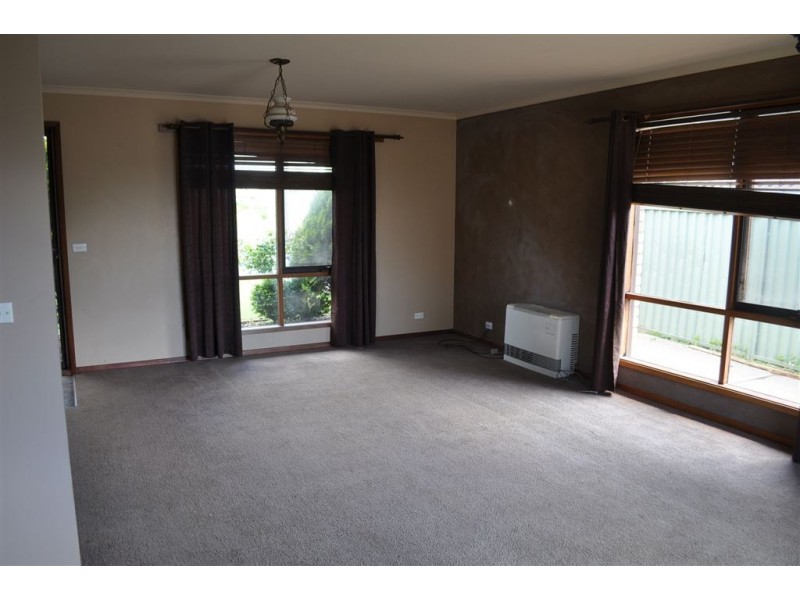 7 Windermere Way, Cardigan Village VIC 3352