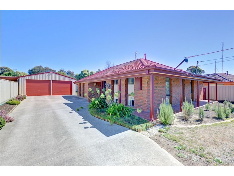 10 Semillion Grove, Mount Clear VIC 3350