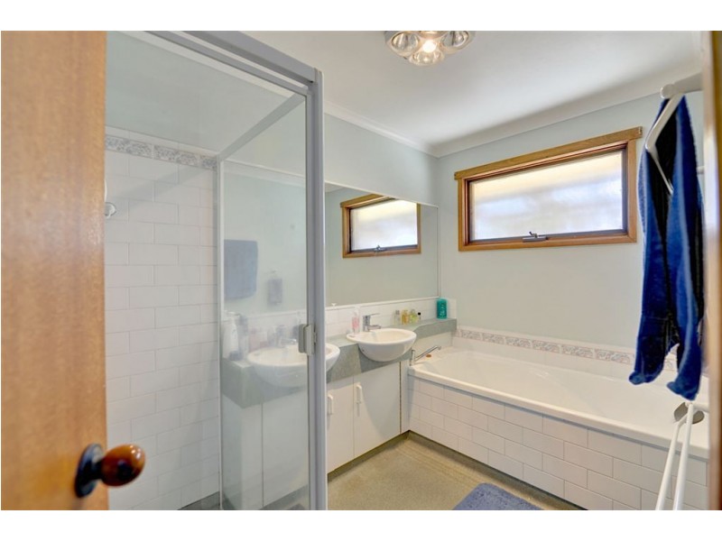 10 Semillion Grove, Mount Clear VIC 3350