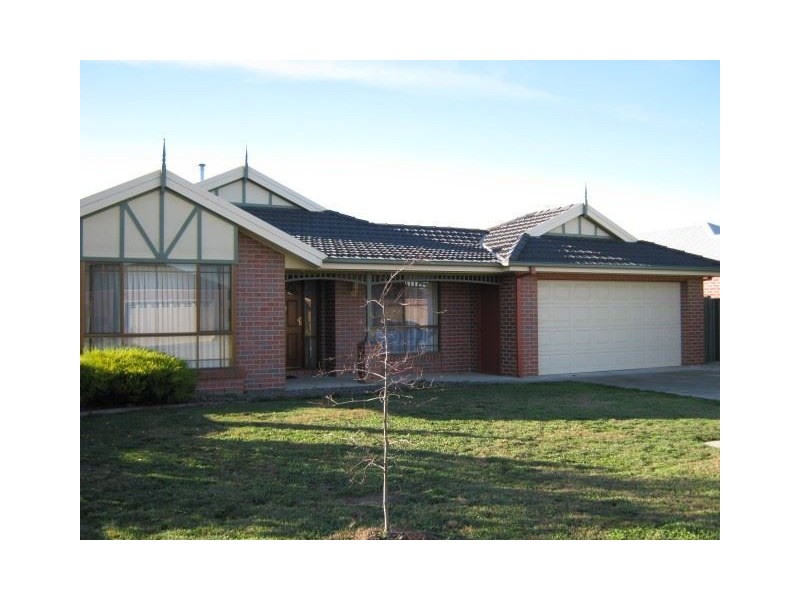 12 St Chester Avenue, Lake Gardens VIC 3355