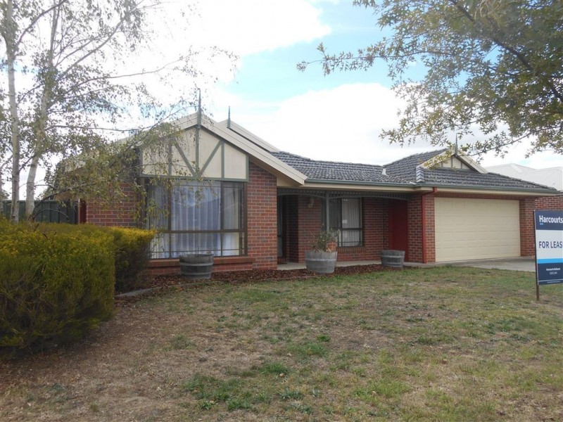 12 St Chester Avenue, Lake Gardens VIC 3355