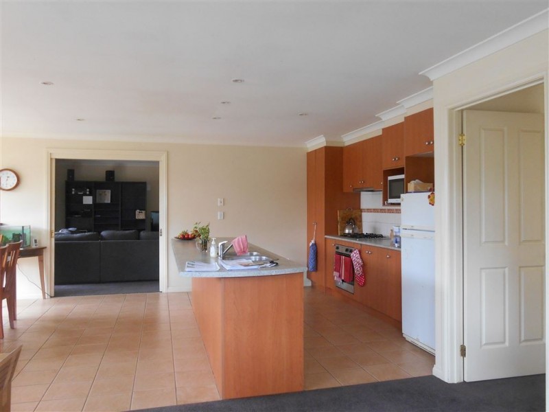 12 St Chester Avenue, Lake Gardens VIC 3355