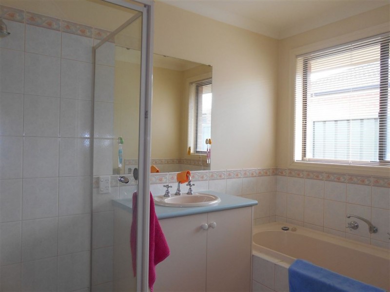 12 St Chester Avenue, Lake Gardens VIC 3355