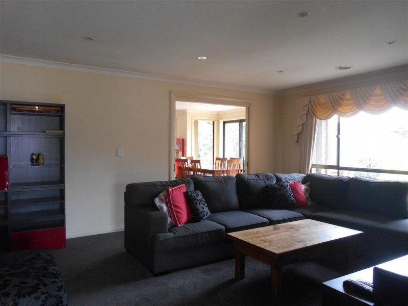 12 St Chester Avenue, Lake Gardens VIC 3355