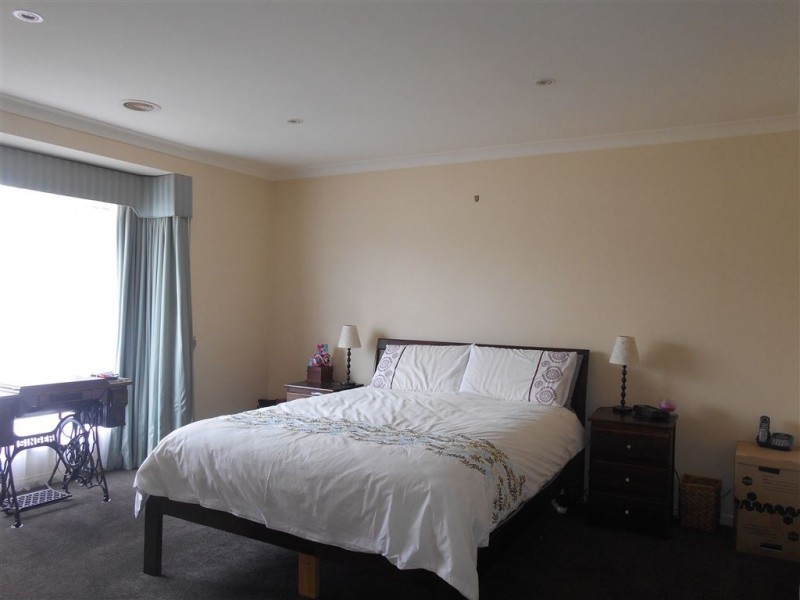 12 St Chester Avenue, Lake Gardens VIC 3355