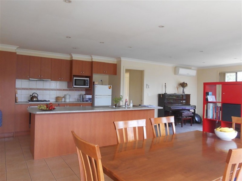 12 St Chester Avenue, Lake Gardens VIC 3355