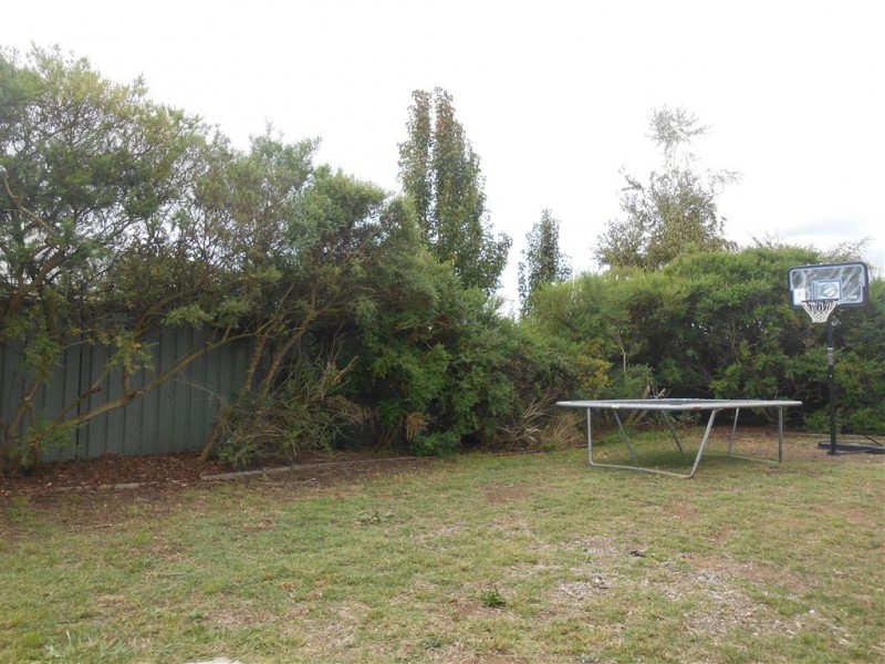 12 St Chester Avenue, Lake Gardens VIC 3355