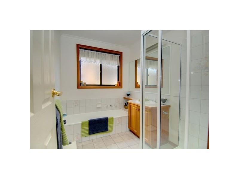 4 Robert Drive, Ballarat VIC 3350