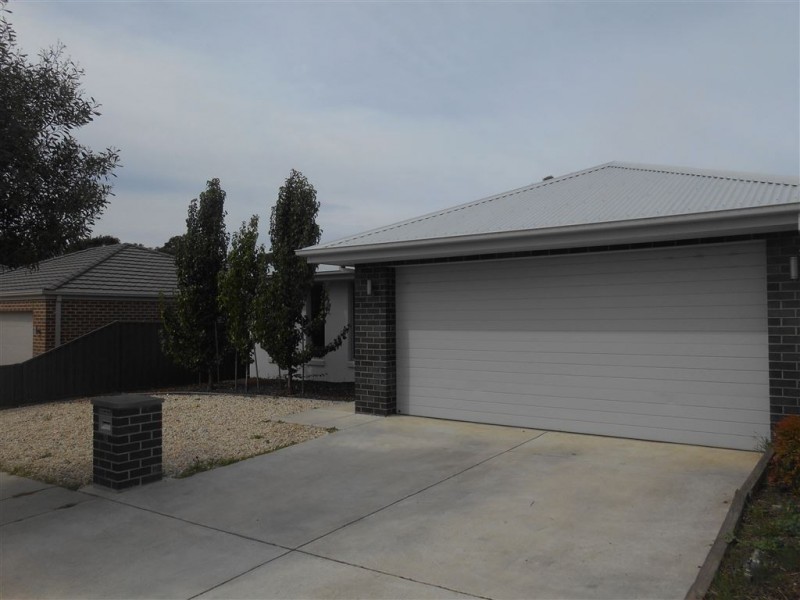 14 Creek View Close, Mount Clear VIC 3350