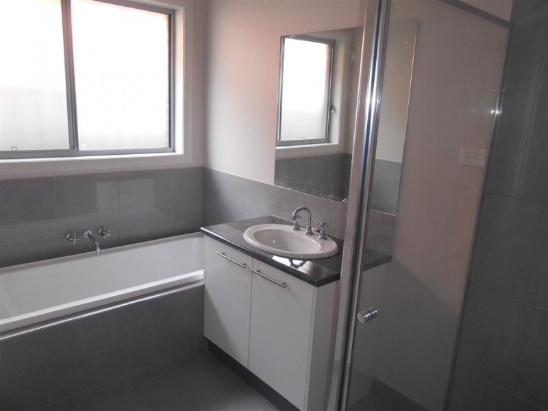 14 Creek View Close, Mount Clear VIC 3350