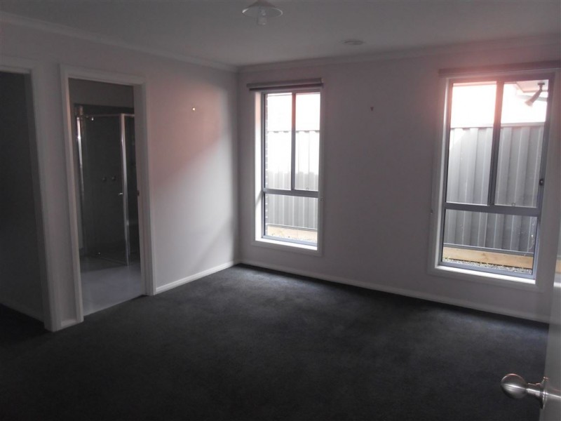 14 Creek View Close, Mount Clear VIC 3350