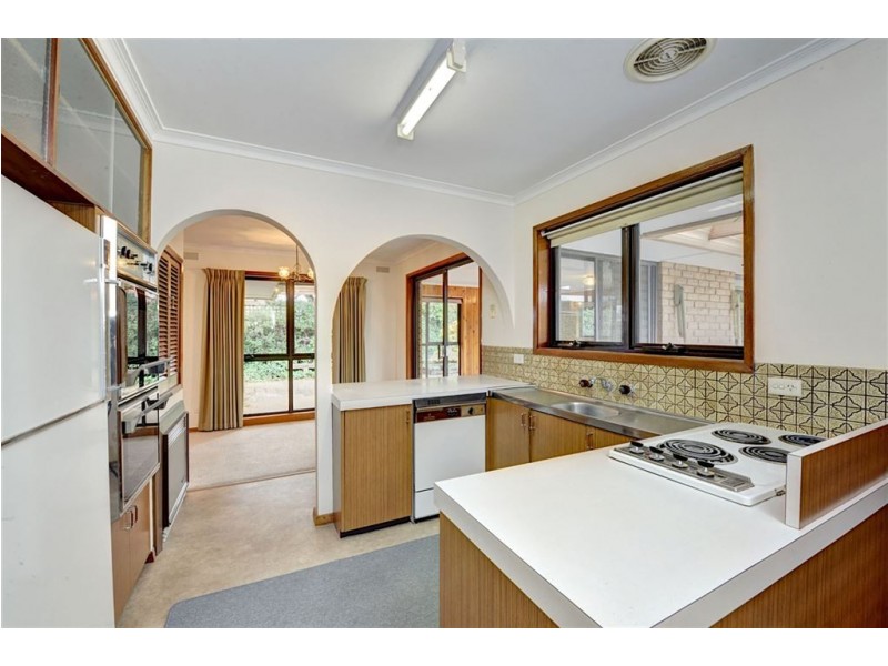 13 Shaw Avenue, Wendouree VIC 3355