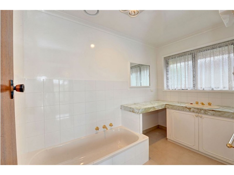 13 Shaw Avenue, Wendouree VIC 3355