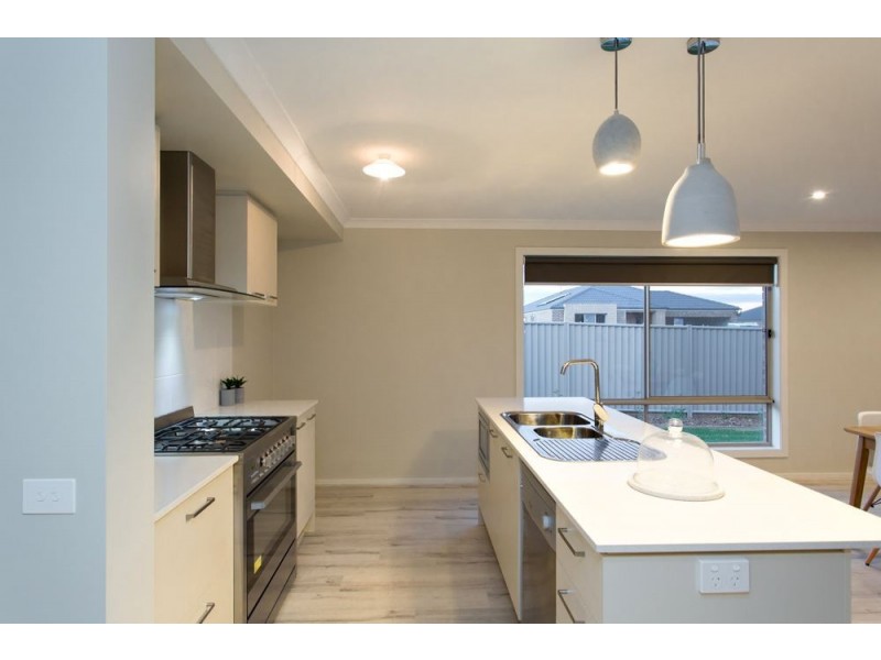 31 Gallant Way, Delacombe VIC 3356