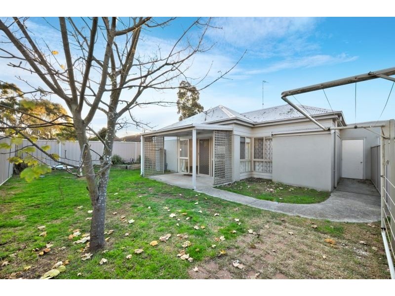 2/3 Cartledge Avenue, Mount Clear VIC 3350