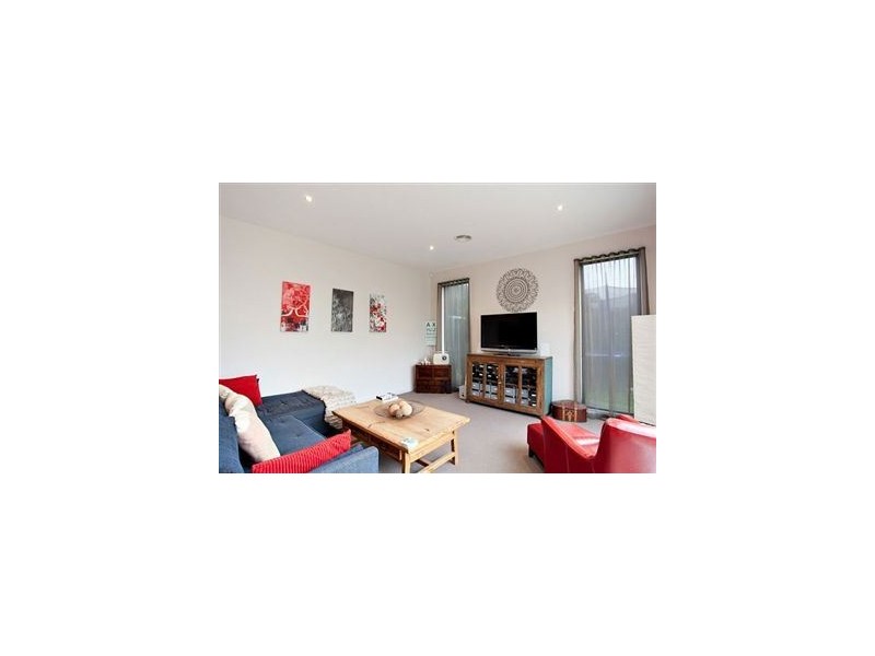 32 Faversham Avenue, Lake Gardens VIC 3355