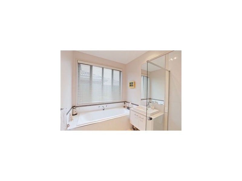 32 Faversham Avenue, Lake Gardens VIC 3355