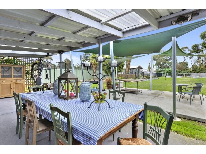 17 Edgewood Court, Delacombe VIC 3356