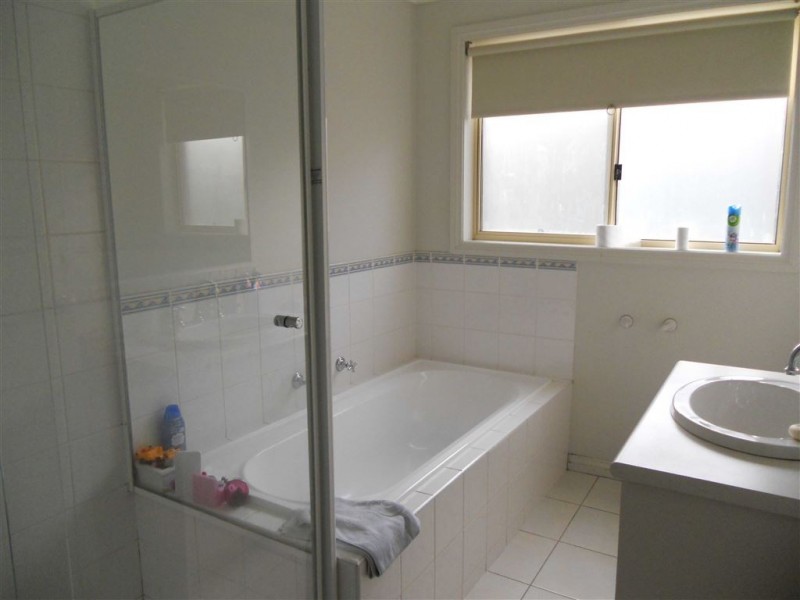 5 Parbury Ave, Lake Gardens VIC 3355