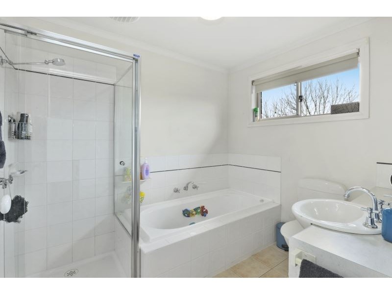 40 Lake Gardens Avenue, Lake Gardens VIC 3355