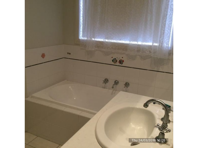 17 Parbury Avenue, Lake Gardens VIC 3355