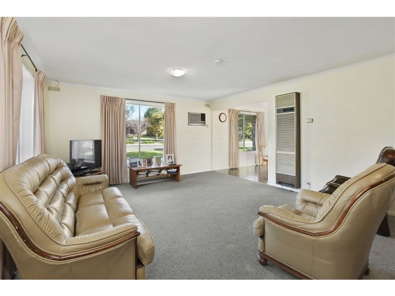 11 Windermere Way, Cardigan Village VIC 3352