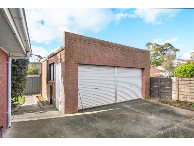 11 Windermere Way, Cardigan Village VIC 3352