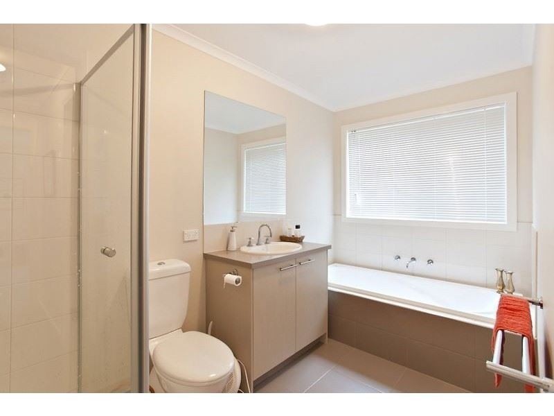 11 Shakespeare Ave, Mount Helen VIC 3350