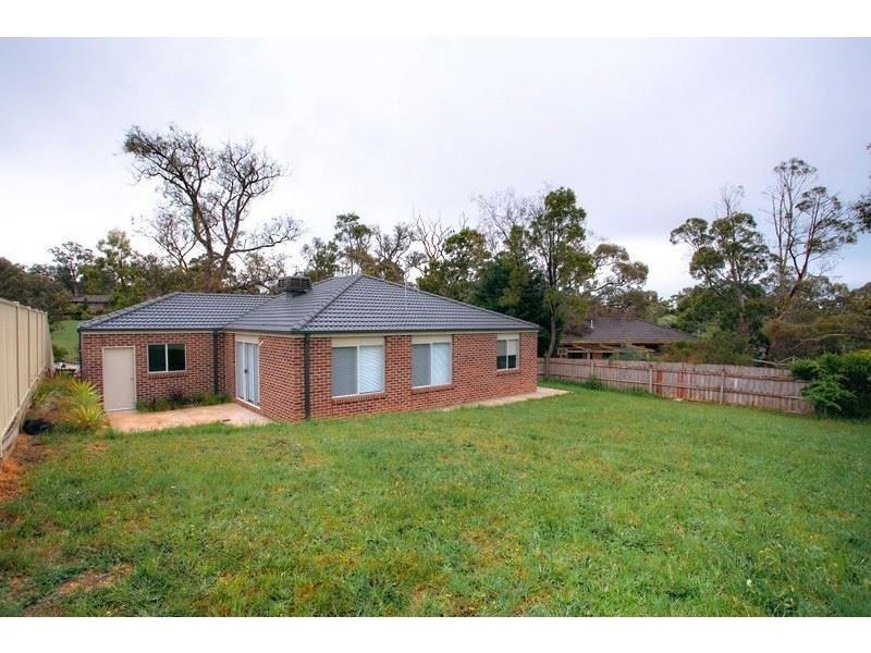 11 Shakespeare Ave, Mount Helen VIC 3350