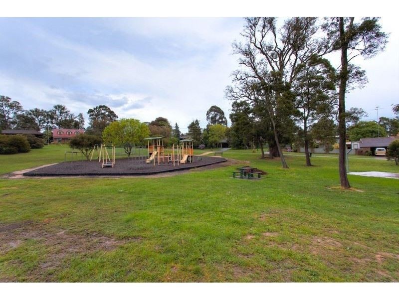 11 Shakespeare Ave, Mount Helen VIC 3350