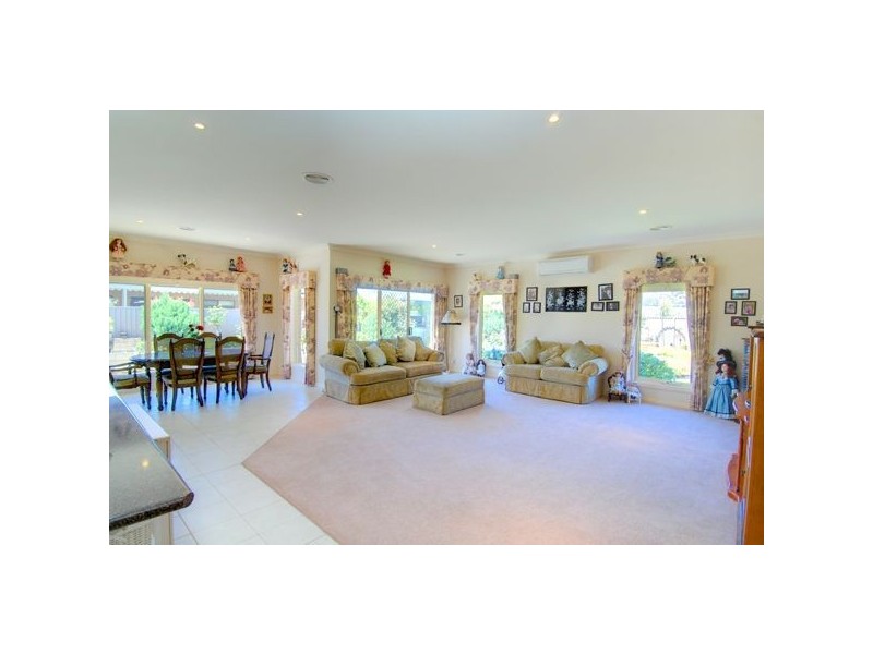 25 Scarborough Crescent, Ballarat VIC 3350