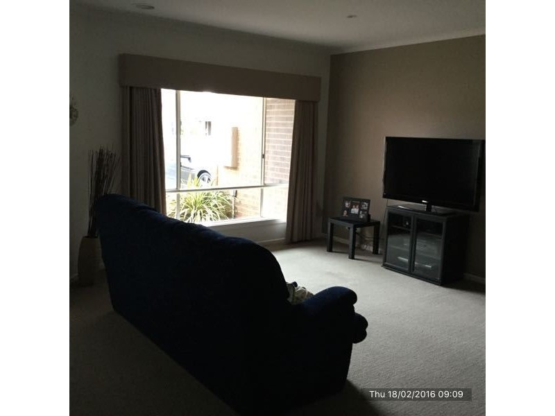 9 St Helens Ave, Lake Gardens VIC 3355