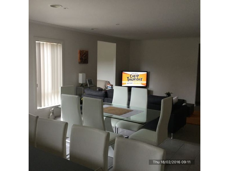 9 St Helens Ave, Lake Gardens VIC 3355