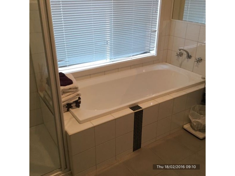 9 St Helens Ave, Lake Gardens VIC 3355