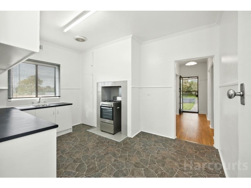 39 White Avenue, Wendouree VIC 3355