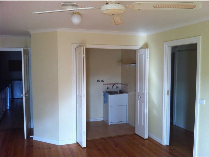6 Elstead Way, Lake Gardens VIC 3355