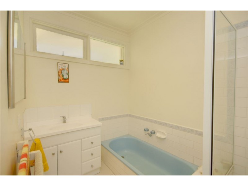 8 Maxlyn Ave, Ballarat East VIC 3350