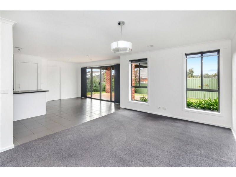 16 Waterside Close, Miners Rest VIC 3352