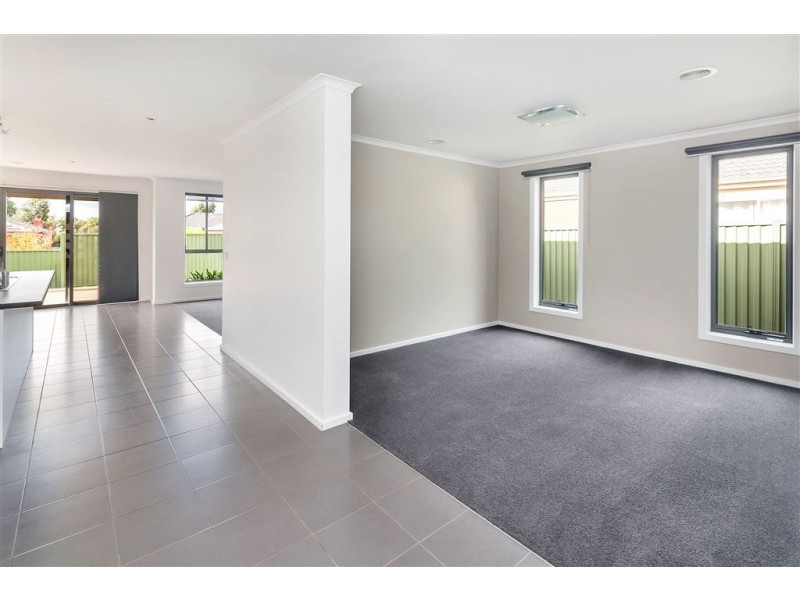 16 Waterside Close, Miners Rest VIC 3352